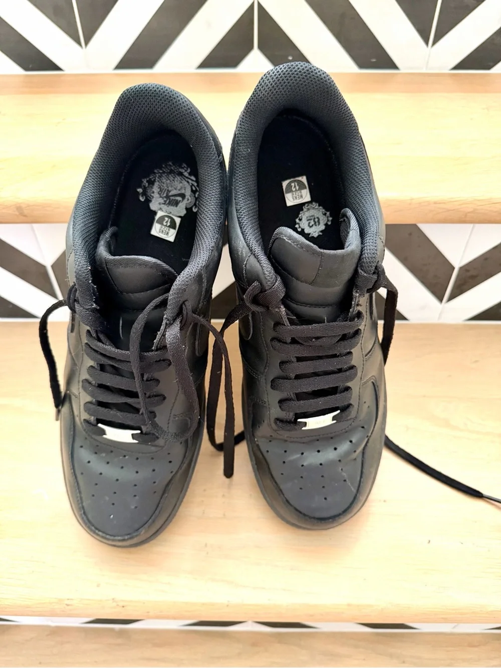 Nike Men's Black Low-Top Leather Sneakers